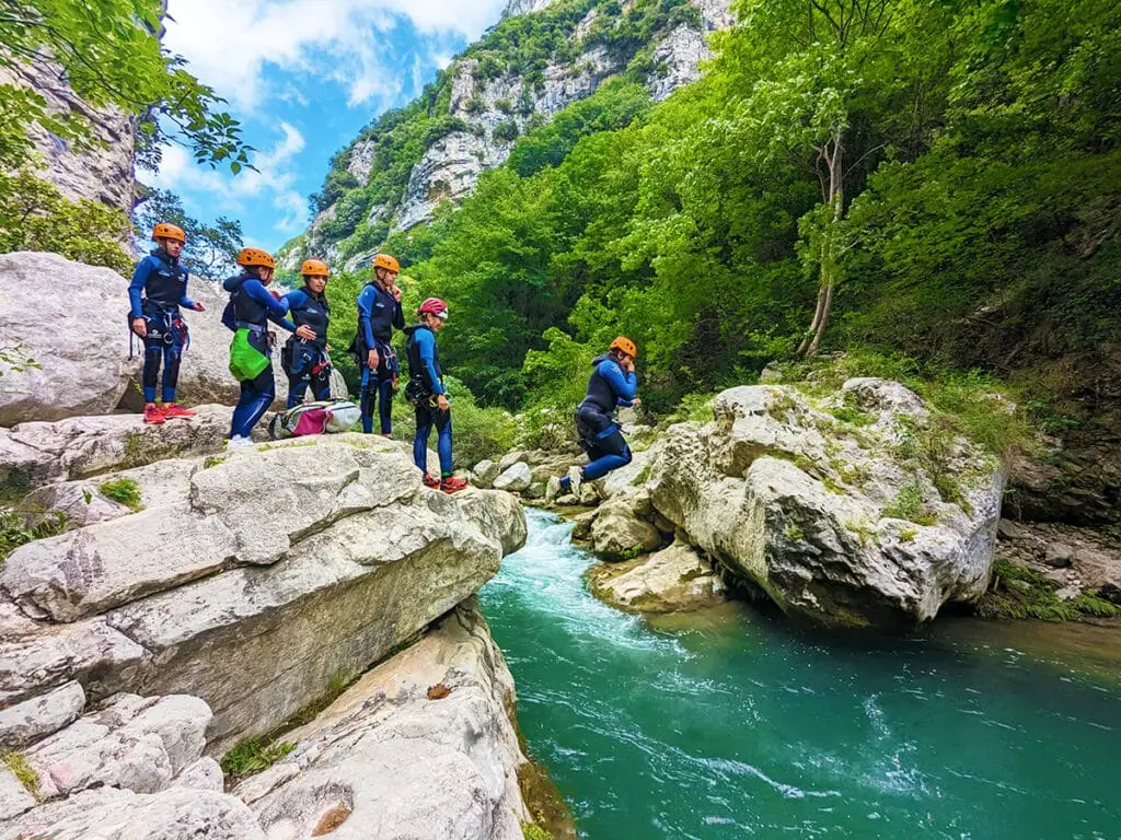 Groupe en canyoning encadré par un guide professionnel dans les Gorges du Loup - Les Geckos