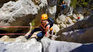 Descente en rappel, clue de Gréolières dans les Gorges du Loup - Les Geckos