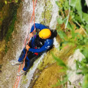 Descente en rappel lors d’une sortie canyoning dans les Gorges du Loup - Les Geckos
