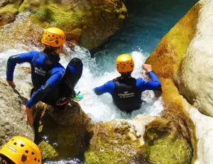 Groupe en canyoning encadré par un guide professionnel dans les Gorges du Loup - Les Geckos