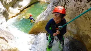 Première descente en rappel dans le canyon du Gours du Ray - Les Geckos