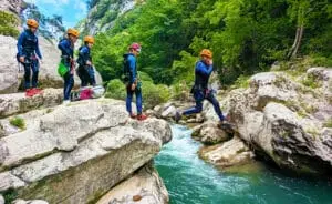 Saut dans l'eau lors d'une descente en canyoning dans les Gorges du Loup sur la Côte d'Azur - Les Geckos