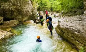 Toboggans et glissades lors d'une descente en canyoning dans les Gorges du Loup sur la Côte d'Azur - Les Geckos