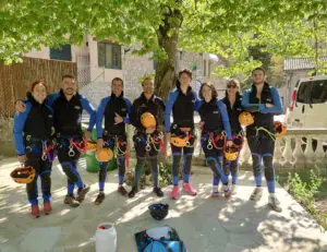 Un groupe se prépare pour la descente des Gorges du Loup en canyoning - Les Geckos