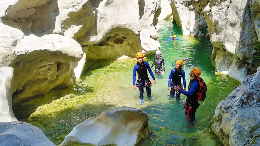 Canyoneurs dans le canyon du Riolan dans la vallée de l'Estéron - Les Geckos