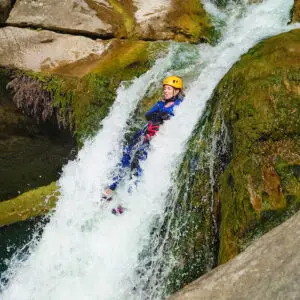 Grand toboggan dans le canyon du vallon de Bès Courmes dans les Gorges du Loup - Les Geckos