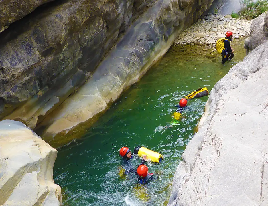 Progression aquatique dans le canyon du vallon de Cramassouri - Les Geckos