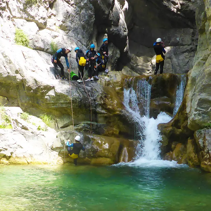 Descente en rappel dans le canyon du vallon de Cramassouri - Les Geckos