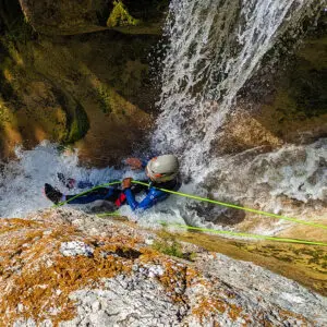 Des enfants qui descendent en rappel toboggan en canyoning - Les Geckos
