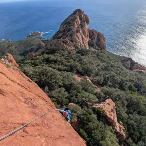 Initiation escalade de grande voie dans l'Estérel au bord de la Méditerranée - Les Geckos