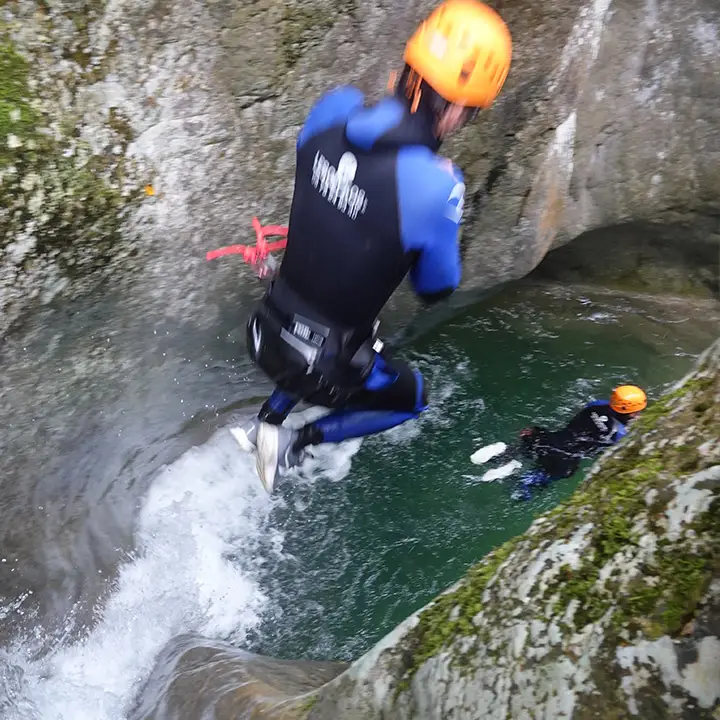 Saut dans l'eau dans le canyon du vallon de l'Imberguet - Les Geckos