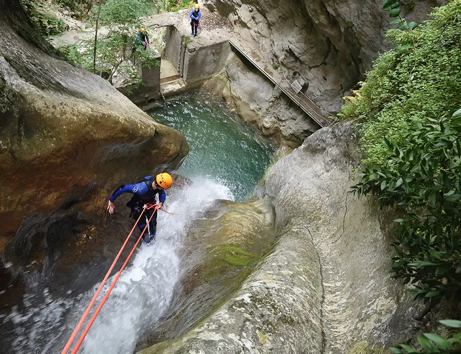 Descente en rappel dans le canyon du vallon de l'Imberguet - Les Geckos