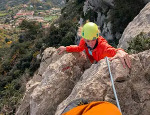 Passage délicat lors de l'ascension du Baou de Saint Jeannet par la voie rouge - Les Geckos